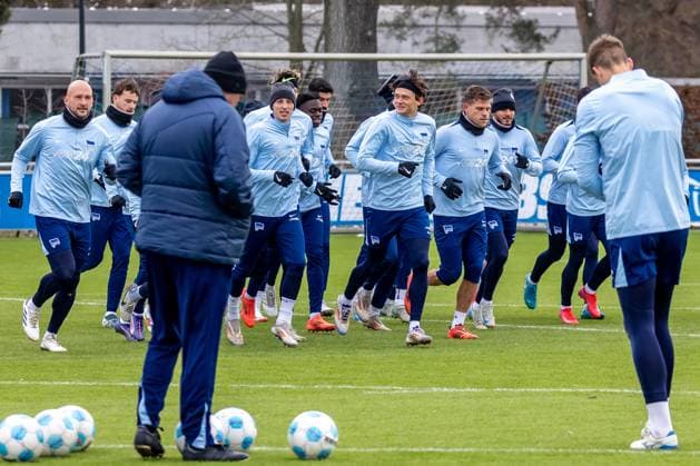 14.01.2025, Berlins Fabian Reese (5.v.r) läuft sich mit seinen Mannschaft Kollegen beim Training von Fußball-Bundesligist Hertha BSC Berlin warm. Training Hertha BSC
