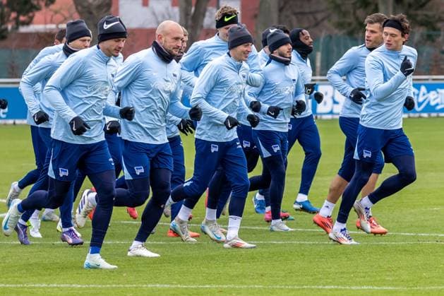 14.01.2025, Berlins Fabian Reese (5.v.r) läuft sich mit seinen Mannschaft Kollegen beim Training von Fußball-Bundesligist Hertha BSC Berlin warm. Training Hertha BSC