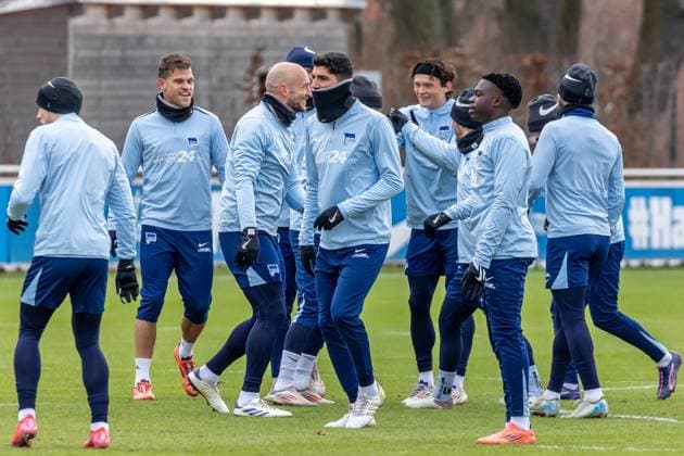 14.01.2025,Trainingseinheit Hertha BSC. Die Mannschaft von Hertha BSC wärmt sich auf dem Trainingsgelände in Berlin auf. Training Hertha BSC