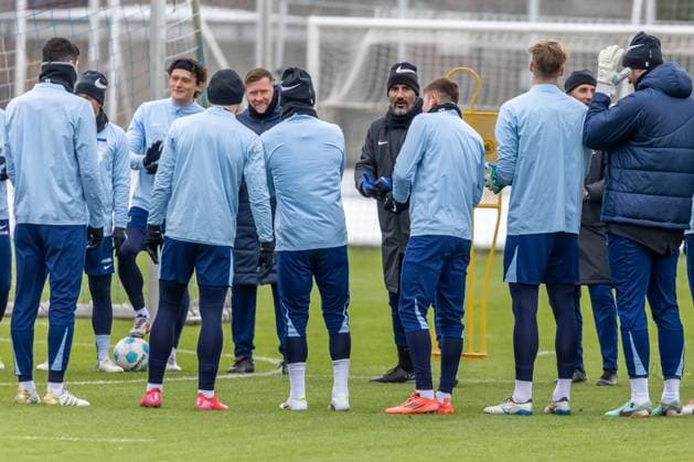 14.01.2025,Trainingseinheit Hertha BSC. Trainer Cristian Fiel von Hertha BSC bespricht sich mit seiner Mannschaft. Training Hertha BSC