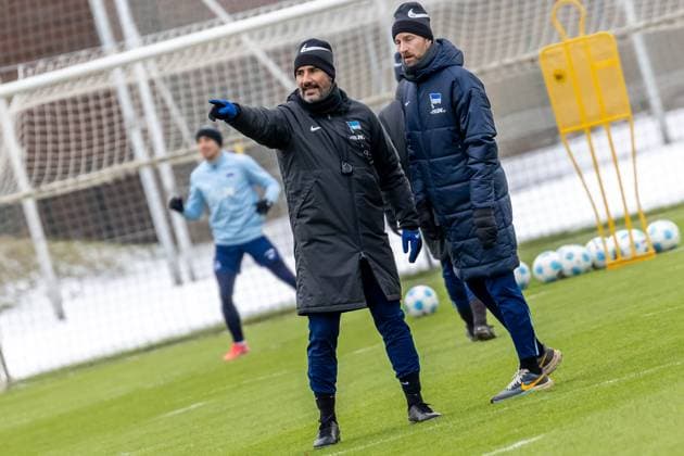 14.01.2025,Trainingseinheit Hertha BSC. Trainer Cristian Fiel von Hertha BSC steht gestikulierend auf dem Trainingsplatz. Training Hertha BSC
