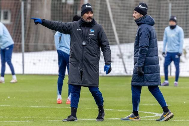 14.01.2025,Trainingseinheit Hertha BSC. Trainer Cristian Fiel von Hertha BSC steht gestikulierend auf dem Trainingsplatz. Training Hertha BSC