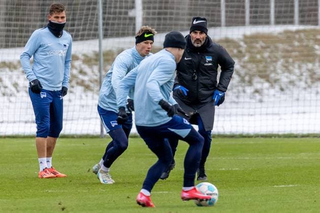 14.01.2025,Trainingseinheit Hertha BSC. Trainer Cristian Fiel von Hertha BSC trainiert mit seiner Mannschaft auf dem Trainingsplatz. Training Hertha BSC