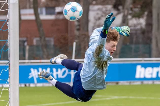 Sport Bilder des Tages 14.01.2025,Trainingseinheit Hertha BSC. Berlins Torwart Tim Goller beim Torwart Training. Training Hertha BSC