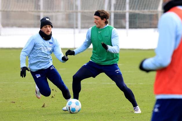 DEU, DFL, 2. FBL Hertha BSC, Training, 14.01.2025, Sportforum, Berlin, DEU, DFL, 2. FBL Hertha BSC, Training, im Bild Fabian Reese (Hertha BSC Berlin 11), Michal Karbownik (Hertha BSC Berlin 33) DFL - regulations prohibit any use of Photographs as image sequences and or quasi-video Foto: Juergen Engler nordphoto GmbH
