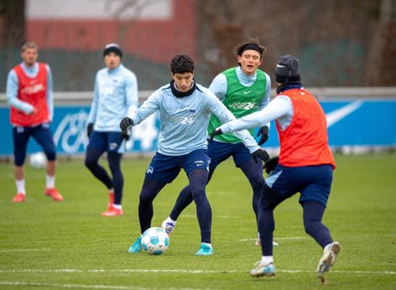Fussball, Herren, Saison 2024 25, 2. Bundesliga, Hertha BSC, Training, v.l. Ibrahim Maza (Hertha BSC), Fabian Reese (Hertha BSC), Kevin Sessa (Hertha BSC), 14.01. 2025,