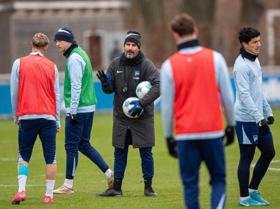 Fussball, Herren, Saison 2024 25, 2. Bundesliga, Hertha BSC, Training, Trainer Cristian Fiel (Hertha BSC) spricht im Kreis, 14.01. 2025,