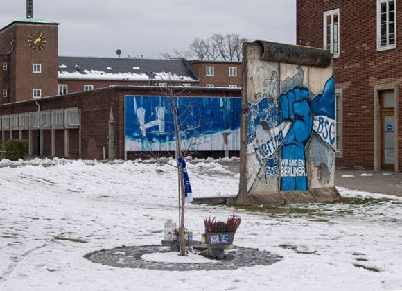 Fussball, Herren, Saison 2024 25, 2. Bundesliga, Hertha BSC, Training, Gedenkstelle an der Geschäftsstelle für den verstorbenen Präsidenten Kay Bernstein, 14.01. 2025,