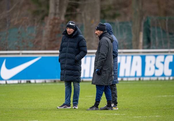 Fussball, Herren, Saison 2024 25, 2. Bundesliga, Hertha BSC, Training, v.l. Sportdirektor Benjamin Weber (Hertha BSC), Trainer Cristian Fiel (Hertha BSC), 14.01. 2025,