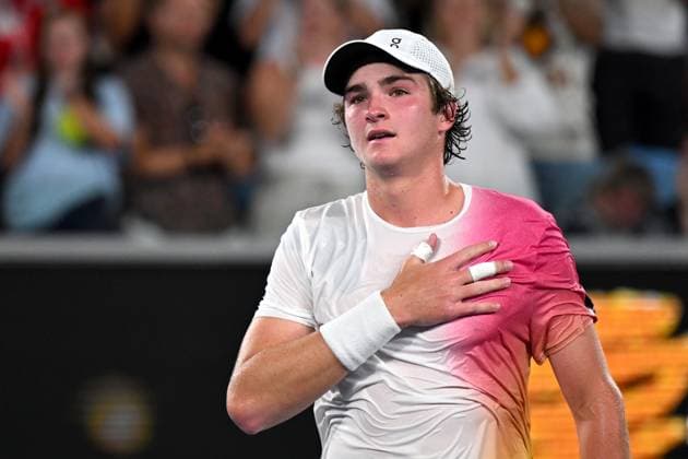 Sport Themen der Woche KW03 TENNIS AUSTRALIAN OPEN, Joao Fonseca of Brazil celebrates after winning his round 1 match against Andrey Rublev of Russia during the 2025 Australian Open at Melbourne Park in Melbourne, Tuesday, January 14, 2025. ( NO ARCHIVING, EDITORIAL USE ONLY, NO USE IN BOOKS WITHOUT CONSENT MELBOURNE VICTORIA AUSTRALIA  Copyright: xLUKASxCOCHx 20250115152599187454