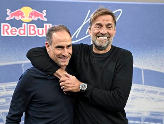 Sport Themen der Woche KW03 Sport Bilder des Tages 14.01.2025, Fussball, Pressekonferenz bei Red Bull in Salzburg, Jürgen Klopp (Global Head of Soccer bei Red Bull) stellt sich erstmals den Medien, im Hangar 7 am Salzburger Airport. v.l. Geschäftsführer und Vorstandsvorsitzende Oliver Mintzlaff (RB Leipzig) und Head of Soccer Jürgen Klopp (Red Bull) *** 14 01 2025, Football, Press conference at Red Bull in Salzburg, Jürgen Klopp Global Head of Soccer at Red Bull faces the media for the first time, in Hangar 7 at Salzburg Airport f l Managing Director and CEO Oliver Mintzlaff RB Leipzig and Head of Soccer Jürgen Klopp Red Bull