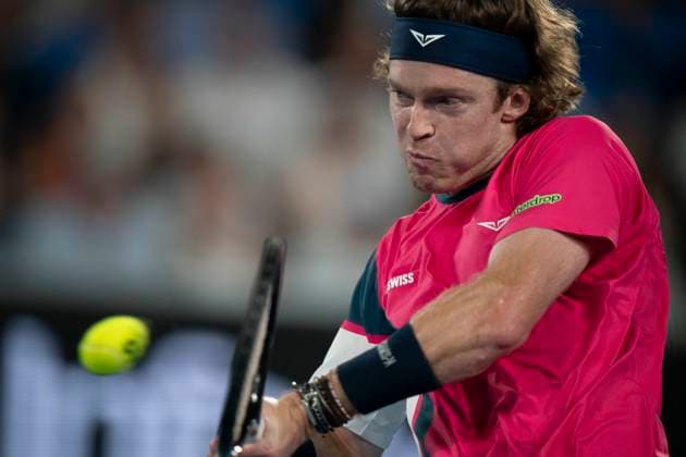Sport Bilder des Tages (250114) -- MELBOURNE, Jan. 14, 2025 -- Andrey Rublev hits a return during the men s singles first round match between Joao Fonseca of Brazil and Andrey Rublev of Russia at Australian Open tennis tournament in Melbourne, Australia, Jan. 14, 2025. ) (SP)AUSTRALIA-MELBOURNE-TENNIS-AUSTRALIAN OPEN LuixSiuxWai 