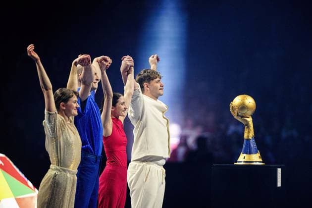 Sport Bilder des Tages Schauspieler mit Weltmeisterschaftspokal, WM Pokal DEN, Eroeffnungsfeier, Handball, IHF Weltmeisterschaft 2025, 14.01.2025 DEN, Eroeffnungsfeier, Handball, IHF Weltmeisterschaft 2025, 14.01.2025 Herning *** Actor with World Championship Cup, World Championship Cup DEN, Opening Ceremony, Handball, IHF World Championship 2025, 14 01 2025 DEN, Opening Ceremony, Handball, IHF World Championship 2025, 14 01 2025 Herning Copyright: xEibner-Pressefoto MarcelxvonxFehrnx EP_MFN