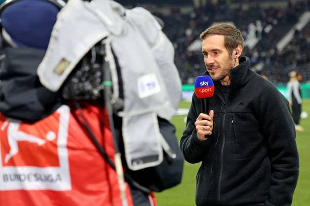Frankfurt, Deutschland 14. Januar 2025: 1. BL - 2024 2025 - Eintracht Frankfurt vs. SC Freiburg Im Bild: Trainer Julian Schuster (Freiburg) beim Fernsehinterview mit dem Sender skysport mit Mikrofon in der Hand. DFL regulations prohibit any use of photographs as image sequences and or quasi-video Deutsche Bank Park Hessen Copyright: xFotostandx xRacochax