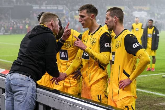 Sport Themen der Woche KW03 Sport Bilder des Tages enttaeuscht Enttaeuschung nach Niederlage Dortmund Mannschaft Streit mit Ultras Fans, Emotionen, Diskussion, Nico Schlotterbeck (Borussia Dortmund, 04), Waldemar Anton (Borussia Dortmund, 03), GER, Holstein Kiel vs. Borussia Dortmund, Fußball, Bundesliga, Spieltag 17, Saison 2024 2025, 14.01.2025 DFL REGULATIONS PROHIBIT ANY USE OF PHOTOGRAPHS AS IMAGE SEQUENCES AND OR QUASI-VIDEO GER, Holstein Kiel vs. Borussia Dortmund, Fußball, Bundesliga, Spieltag 17, Saison 2024 2025, 14.01.2025 Kiel *** disappointment disappointment after defeat Dortmund team dispute with Ultras fans, emotions, discussion, Nico Schlotterbeck Borussia Dortmund, 04 , Waldemar Anton Borussia Dortmund, 03 , GER, Holstein Kiel vs Borussia Dortmund, Football, Bundesliga, Matchday 17, Season 2024 2025, 14 01 2025 DFL REGULATES PROHIBIT ANY USE OF PHOTOGRAPHS AS IMAGE SEQUENCES AND OR QUASI VIDEO GER, Holstein Kiel vs Borussia Dortmund, Football, Bundesliga, Matchday 17, Season 2024 2025, 14 01 2025 Kiel Copyright: xEibner-Pressefoto MaxxVincenx EP_MVN
