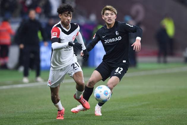 Fußball 1. Bundesliga 17. Spieltag Eintracht Frankfurt - SC Freiburg am 14.01.2025 im Deutsche Bank Park in Frankfurt am Main Nathaniel Brown ( Frankfurt ), vorne - Ritsu Doan ( Freiburg ), hinten DFL regulations prohibit any use of photographs as image sequences and or quasi-video.