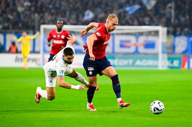 FOOTBALL : Olympique de Marseille VS LOSC - Coupe de France- 14 01 2024 L Olympique de Marseille recoit le LOSC Ã l Orange VÃ lodrome dans le cadre des 16es de finale de la Coupe de France. Mitchel Bakker (LOSC) et Neal Maupay (OM) MarseilleFrance  Copyright: xWilliamxCannarellax