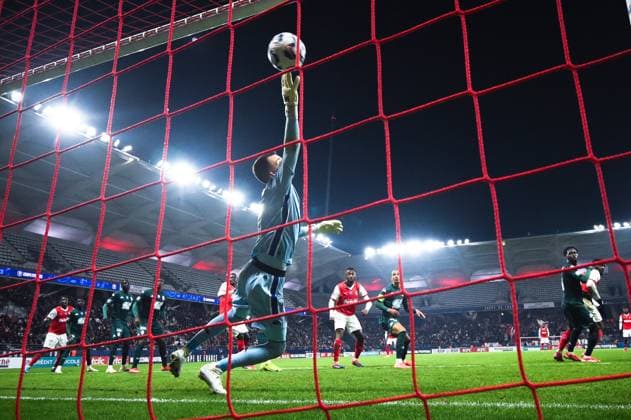 Fußball, Coupe de France, Stade Reims - AS Monaco FOOTBALL : Reims vs Monaco - Coupe de France - 14 01 2025 Photo taken with a remote camera - Cedric Kipre ( 5 - Reims ) beats Kohn Philippe Francois ( 1 - Monaco ) and scores a goal during the French Cup match between Stade de Reims and AS Monaco at Stade Auguste Delaune on January 14, 2025 in Reims, France. ( Photo by Dante Badano PsnewZ ) - ReimsFrance  Copyright: xDantexBadanox