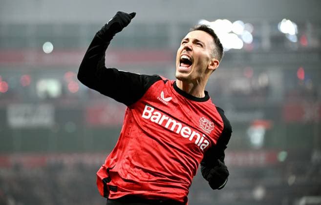 Sport Bilder des Tages Fussball, Bundesliga, Deutschland, Herren, Saison 2024 2025, 17. Spieltag, BayArena Leverkusen: Bayer Leverkusen - FSV Mainz 05; Jubel Alejandro Grimaldo (LEV) nach seinem Tor zum 1:0. Jubel, Freude, Aktion.
