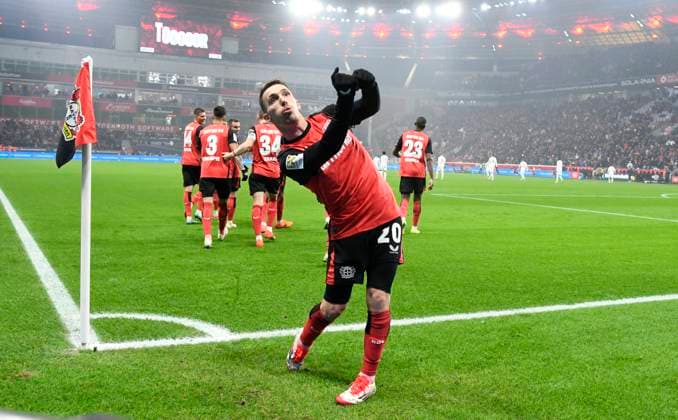Sport Bilder des Tages BayArena Leverkusen, 14.01.2025, Fussball Bundesliga Saison 2024 25 17.Spieltag, Bayer 04 Leverkusen (B04) vs FSV Mainz 05 (M05) Alejandro Grimaldo (B04) posiert als Golfspieler nach seinem Tor
