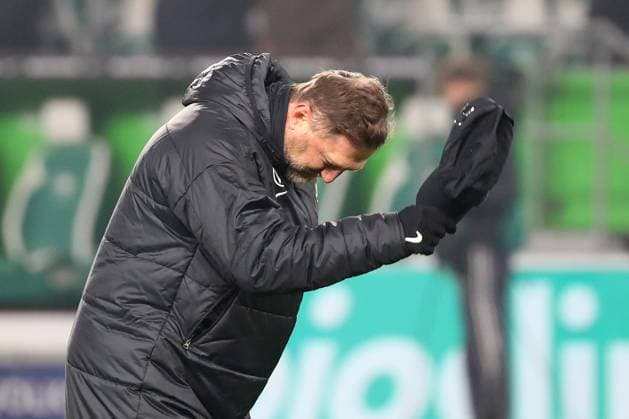 Sport Themen der Woche KW03 Sport Bilder des Tages VfL vs. M gladbach, 1. BL Wolfsburg, 14.01.2025, FUßBALL - VfL Wolfsburg vs. Borussia Mönchengladbach, 1. BL, Saison 2024 25. Cheftrainer Ralph Hasenhüttl (VfL Wolfsburg) jubelt vor der VfL Fankurve. Wolfsburg *** VfL vs M gladbach, 1 BL Wolfsburg, 14 01 2025, FOOTBALL VfL Wolfsburg vs Borussia Mönchengladbach, 1 BL, season 2024 25 Head coach Ralph Hasenhüttl VfL Wolfsburg cheers in front of the VfL Fankurve Wolfsburg