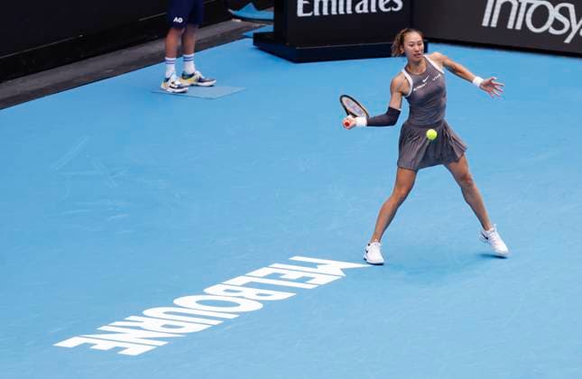 (250115) -- MELBOURNE, Jan. 15, 2025 -- Zheng Qinwen hits a return during the women s singles 2nd round match between Zheng Qinwen of China and Laura Siegemund of Germany at Australian Open tennis tournament in Melbourne, Australia, Jan. 15, 2025. ) (SP)AUSTRALIA-MELBOURNE-TENNIS-AUSTRALIAN OPEN-DAY 4 MaxPing 