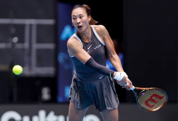 (250115) -- MELBOURNE, Jan. 15, 2025 -- Zheng Qinwen hits a return during the women s singles 2nd round match between Zheng Qinwen of China and Laura Siegemund of Germany at Australian Open tennis tournament in Melbourne, Australia, Jan. 15, 2025. ) (SP)AUSTRALIA-MELBOURNE-TENNIS-AUSTRALIAN OPEN-DAY 4 MaxPing 