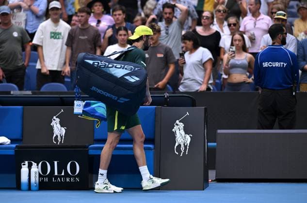 TENNIS AUSTRALIAN OPEN, Jordan Thompson of Australia departs following his round 2 match against Nuno Borges of Portugal during the 2025 Australian Open at Melbourne Park in Melbourne, Wednesday, January 15, 2025. ( NO ARCHIVING, EDITORIAL USE ONLY, NO USE IN BOOKS WITHOUT CONSENT MELBOURNE VICTORIA AUSTRALIA  Copyright: xJAMESxROSSx 20250115185944536600