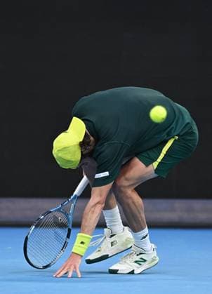 TENNIS AUSTRALIAN OPEN, Jordan Thompson of Australia reacts to injury during his round 2 match against Nuno Borges of Portugal during the 2025 Australian Open at Melbourne Park in Melbourne, Wednesday, January 15, 2025. ( NO ARCHIVING, EDITORIAL USE ONLY, NO USE IN BOOKS WITHOUT CONSENT MELBOURNE VICTORIA AUSTRALIA  Copyright: xJAMESxROSSx 20250115132508516200