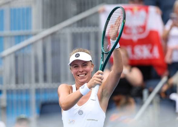 Magdalena Frech bedankt sich bei den Zuschauern,Fans nach dem Sieg,, Australian Open 2024, Melbourne Park, Melbourne, Victoria, Australia. Copyright: xJuergenxHasenkopfx