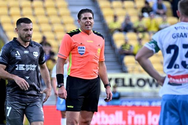 ALEAGUE PHOENIX SYDNEY, Referee Shaun Evans during the A-League Men Round 14 match between Wellington Phoenix and Sydney FC at Sky Stadium in Wellington, New Zealand, Wednesday, January 15, 2025. ( NO ARCHIVING, EDITORIAL USE ONLY, NO USE IN BOOKS WITHOUT CONSENT WELLINGTON NEW ZEALAND  Copyright: xMASANORIxUDAGAWAx 20250115155509954849