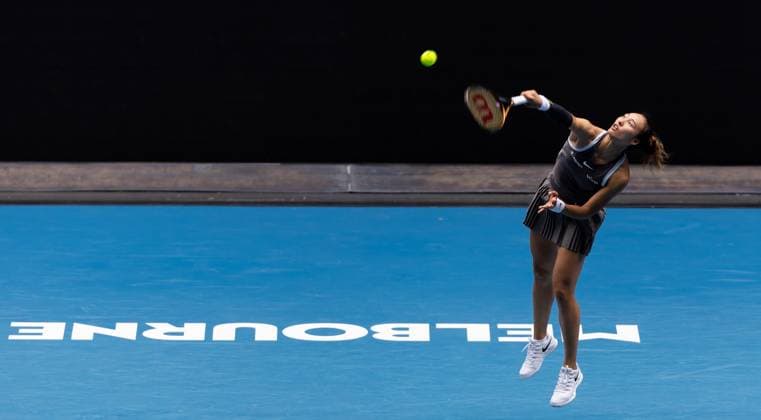 (250115) -- MELBOURNE, Jan. 15, 2025 -- Zheng Qinwen serves during the women s singles 2nd round match between Zheng Qinwen of China and Laura Siegemund of Germany at Australian Open tennis tournament in Melbourne, Australia, Jan. 15, 2025. (Photo by Xinhua) (SP)AUSTRALIA-MELBOURNE-TENNIS-AUSTRALIAN OPEN-DAY 4 HuxJingchen 