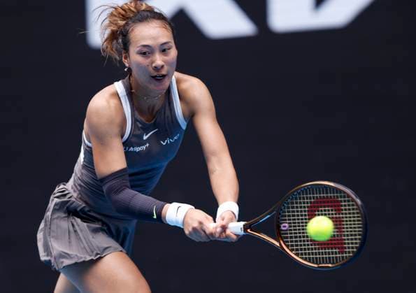 (250115) -- MELBOURNE, Jan. 15, 2025 -- Zheng Qinwen hits a return during the women s singles 2nd round match between Zheng Qinwen of China and Laura Siegemund of Germany at Australian Open tennis tournament in Melbourne, Australia, Jan. 15, 2025. ) (SP)AUSTRALIA-MELBOURNE-TENNIS-AUSTRALIAN OPEN-DAY 4 MaxPing 