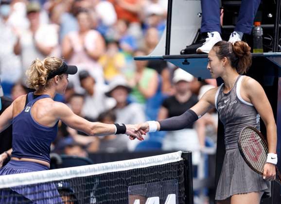 (250115) -- MELBOURNE, Jan. 15, 2025 -- Zheng Qinwen (R) shakes hands with Laura Siegemund after the women s singles 2nd round match between Zheng Qinwen of China and Laura Siegemund of Germany at Australian Open tennis tournament in Melbourne, Australia, Jan. 15, 2025. ) (SP)AUSTRALIA-MELBOURNE-TENNIS-AUSTRALIAN OPEN-DAY 4 MaxPing 