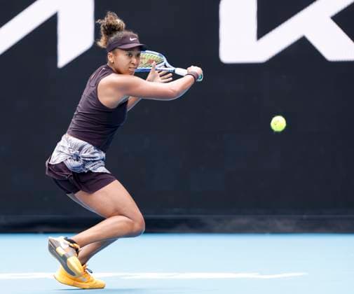 (250115) -- MELBOURNE, Jan. 15, 2025 -- Osaka Naomi hits a return during the women s singles 2nd round match between Osaka Naomi of Japan and Karolina Muchova of the Czech Republic at Australian Open tennis tournament in Melbourne, Australia, Jan. 15, 2025. ) (SP)AUSTRALIA-MELBOURNE-TENNIS-AUSTRALIAN OPEN-DAY 4 MaxPing 