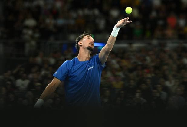 TENNIS AUSTRALIAN OPEN, Thanasi Kokkinakis of Australia prepares to serve duriing his round 2 match against Jack Draper of Great Britain during the 2025 Australian Open at Melbourne Park in Melbourne, Wednesday, January 15, 2025. ( NO ARCHIVING, EDITORIAL USE ONLY, NO USE IN BOOKS WITHOUT CONSENT MELBOURNE VICTORIA AUSTRALIA  Copyright: xJAMESxROSSx 20250115163678539935