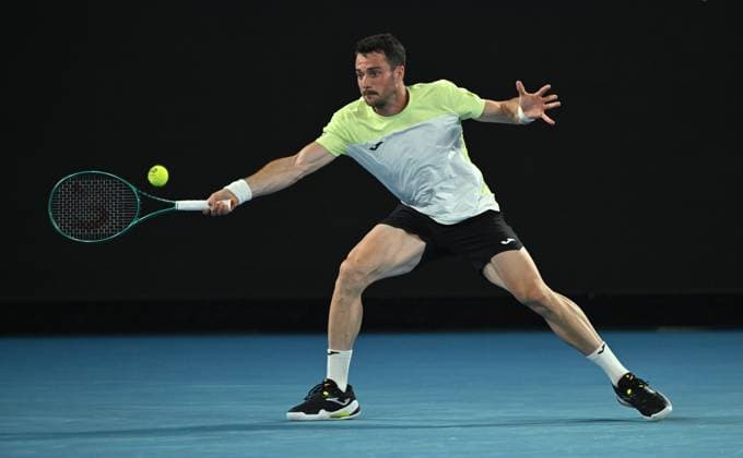 TENNIS AUSTRALIAN OPEN, Pedro Martinez of Spain returns during his round 2 match against Alexander Zverev of Germany during the 2025 Australian Open at Melbourne Park in Melbourne, Wednesday, January 15, 2025. ( NO ARCHIVING, EDITORIAL USE ONLY, NO USE IN BOOKS WITHOUT CONSENT MELBOURNE VICTORIA AUSTRALIA  Copyright: xLUKASxCOCHx 20250115112880740217