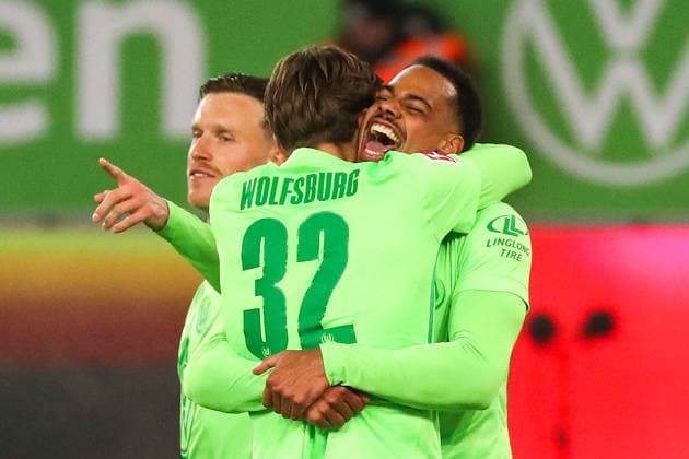 VfL vs. M gladbach, 1. BL Wolfsburg, 14.01.2025, FUßBALL - VfL Wolfsburg vs. Borussia Mönchengladbach, 1. BL, Saison 2024 25. Lukas Nmecha (VfL Wolfsburg) jubelt mit Mattias Svanberg (VfL Wolfsburg) nach seinem Tor zum 5:0 Wolfsburg