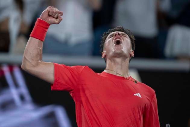 Sport Bilder des Tages (250115) -- MELBOURNE, Jan. 15, 2025 -- Jakub Mensik celebrates after winning the men s singles second round match between Jakub Mensik of the Czech Republic and Casper Ruud of Norway at Australian Open tennis tournament in Melbourne, Australia, Jan. 15, 2025. ) (SP)AUSTRALIA-MELBOURNE-TENNIS-AUSTRALIAN OPEN LuixSiuxWai 