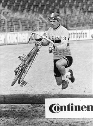 Archivbilder der Woche SPORT KW03 Archive wielrennen zw wit Hannover - wielrennen - cycling - radsport - cyclisme - Rad-Querfeldein - Weltmeisterschaft - Cross WK - Querfeldein WM - wereldkampioenschap veldrijden 1977 in Hannover - Eric de Vlaeminck (Belgie) Hannover Duitsland  Copyright: xx WK-CROSS-1977-004.JPG