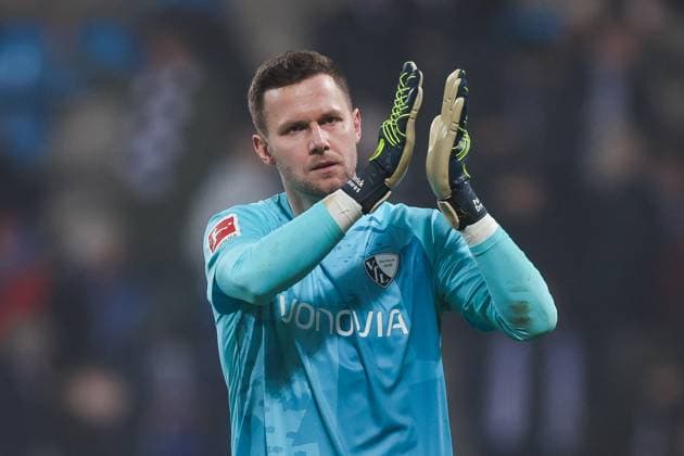 15.01.2025, 1. Bundesliga, 17. Spieltag, VfL Bochum 1848 - FC St. Pauli, Torwart Patrick Drewes (VfL Bochum 1848) bedankt sich bei den Fans, Bochum Vonovia Ruhrstadion NRW Deutschland xRHR-FOTO DEx Copyright: DennisxEwert RHR-FOTOx RHR-FOTO DE