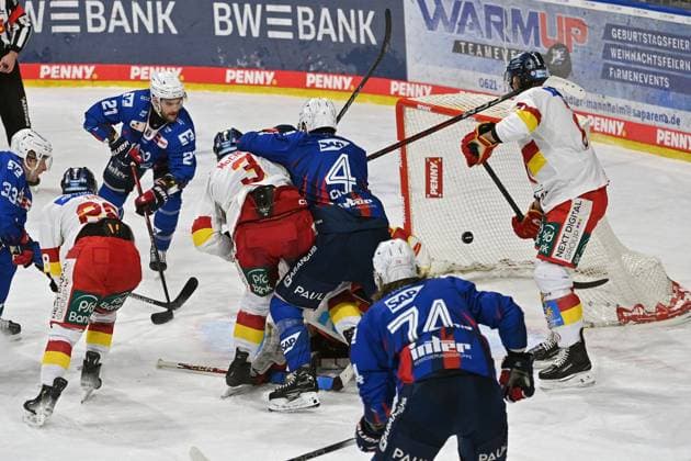 Sport Themen der Woche KW03 Sport Bilder des Tages 15.01.2025, xjrdrx, Eishockey Penny DEL, Adler Mannheim - Duesseldorfer EG emspor, v.l. Markus Hännikäinen (Adler Mannheim) erzielt das Tor (DFL DFB REGULATIONS PROHIBIT ANY USE OF PHOTOGRAPHS as IMAGE SEQUENCES and or QUASI-VIDEO) Mannheim *** 15 01 2025, xjrdrx, Eishockey Penny DEL, Adler Mannheim Duesseldorfer EG emspor, v l Markus Hännikäinen Adler Mannheim scores the goal DFL DFB REGULATIONS PROHIBIT ANY USE OF PHOTOGRAPHS as IMAGE SEQUENCES and or QUASI VIDEO Mannheim
