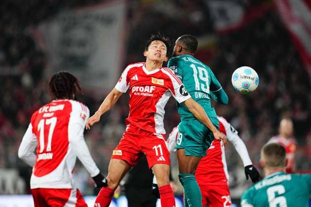 Sport Themen der Woche KW03 Sport Bilder des Tages 1. Bundesliga: Union Berlin vs FC Augsburg January 15 2025: Woo-yeong Jeong of Union Berlin and Frank Onyeka of FC Augsburg battle for the ball during a 1. Bundesliga game, Union Berlin vs FC Augsburg, at Stadion An der Alten Forsterei, Berlin, Germany. Ulrik Pedersen CSM (Credit Image: Â Ulrik Pedersen Cal Media) Berlin Germany EDITORIAL USE ONLY Copyright: xx ZUMA-20250115_zma_c04_023.jpg UlrikxPedersenx csmphotothree345104