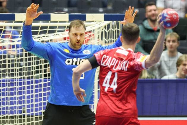 Deutschland - Polen, IHF WM 2025 Torwart Andreas Wolff (Deutschland, 33) erwartet einen Siebenmeter von Mikolaj Czaplinsk (Polen, 44). Handball IHF Weltmeisterschaft, Länderspiel zwischen Deutschland und Polen am 15. Januar 2025 in Herning (Dänemark)., Herning Dänemark Jyske Bank Boxen