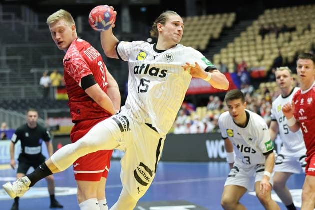 Sport Themen der Woche KW03 Sport Bilder des Tages Deutschland - Polen, IHF WM 2025 Juri Knorr (Deutschland, 15) ist vorbei an Ariel Pietrasik (Polen, 12). Handball IHF Weltmeisterschaft, Länderspiel zwischen Deutschland und Polen am 15. Januar 2025 in Herning (Dänemark)., Herning Dänemark Jyske Bank Boxen *** Germany Poland, IHF World Championship 2025 Juri Knorr Germany, 15 is past Ariel Pietrasik Poland, 12 Handball IHF World Championship, international match between Germany and Poland on January 15, 2025 in Herning Denmark , Herning Denmark Jyske Bank Boxing