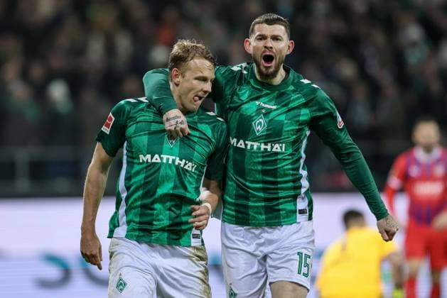v.li.: Torschütze Marco Grüll (SV Werder Bremen, 17) und Oliver Burke (SV Werder Bremen, 15) mit Torjubel, Jubel, jubeln, jubelt, optimistisch, Spielszene, Highlight, Freude über das Tor zum 3:2, DIE DFL-RICHTLINIEN UNTERSAGEN JEGLICHE NUTZUNG VON FOTOS ALS SEQUENZBILDER UND ODER VIDEOA?HNLICHE FOTOSTRECKEN. DFL REGULATIONS PROHIBIT ANY USE OF PHOTOGRAPHS AS IMAGE SEQUENCES AND OR QUASI-VIDEO., 15.01.2025, Bremen (Deutschland), Fussball, Bundesliga, SV Werder Bremen - 1. FC Heidenheim