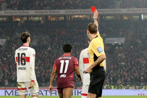 Sport Bilder des Tages 15.01.2025, xmohx, Fussball 1.Bundesliga, VfB Stuttgart - RB Leipzig emspor, v.l. Schiedsrichter Referee Sascha Stegemann (NIederkassel) zeigt Lois Openda (RB Leipzig) die gelb-rote Karte (DFL DFB REGULATIONS PROHIBIT ANY USE OF PHOTOGRAPHS as IMAGE SEQUENCES and or QUASI-VIDEO) Stuttgart