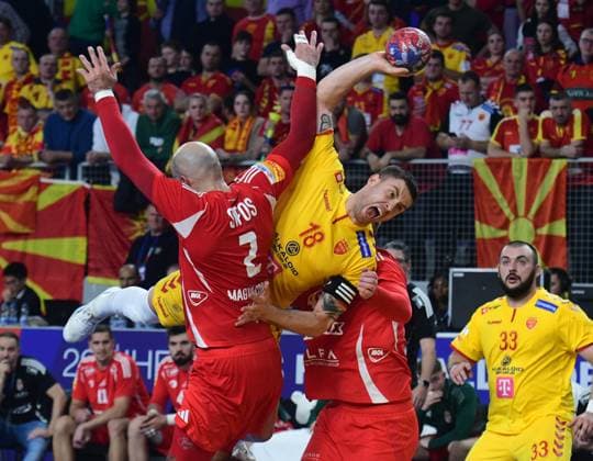 Sport Themen der Woche KW03 Sport Bilder des Tages IHF WORLD HANDBALL CHAMPIOSHIP 2025. Filip Kuzmanovski from North Macedonia and Adrian Sipos from Hungary during IHF world handball championship match between North Macedonia and Hungary in Varazdin, Croatia, January 15 2025. IMAGO PETR STOJANOVSKI
