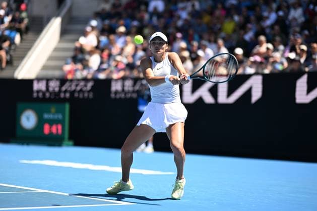TENNIS AUSTRALIAN OPEN, Emma Raducanu of Great Britain returns during her round 2 match against Amanda Anisimova of USA during the 2025 Australian Open at Melbourne Park in Melbourne, Thursday, January 16, 2025. ( NO ARCHIVING, EDITORIAL USE ONLY, NO USE IN BOOKS WITHOUT CONSENT MELBOURNE VICTORIA AUSTRALIA  Copyright: xLUKASxCOCHx 20250116196743277166
