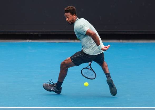 Gael Monfils spielt einen Tweener, Serie, Australian Open 2024, Melbourne Park, Melbourne, Victoria, Australia. Copyright: xJuergenxHasenkopfx